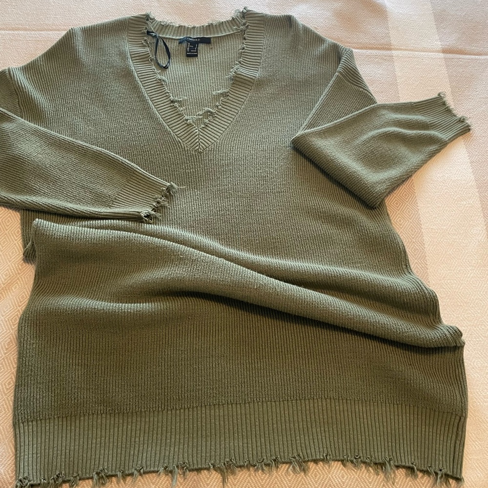Cut-Edge Frayed V-Neck Sweater - Olive Green